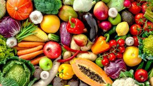 Buntes Gemüse und Obst für Fastentage