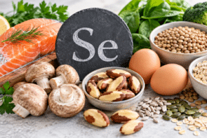 Selenhaltige Lebensmittel wie Fisch, Eier, Paranüsse, Pilze und Hülsenfrüchte